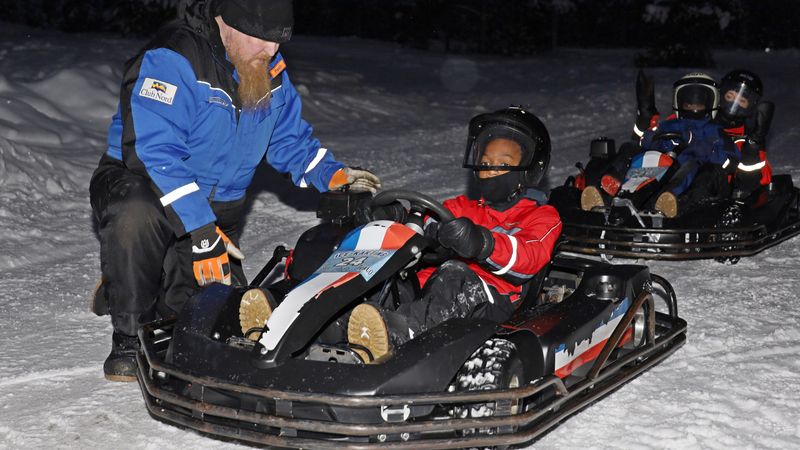 Séance de karting sur glace pour les 40 enfants en Laponie