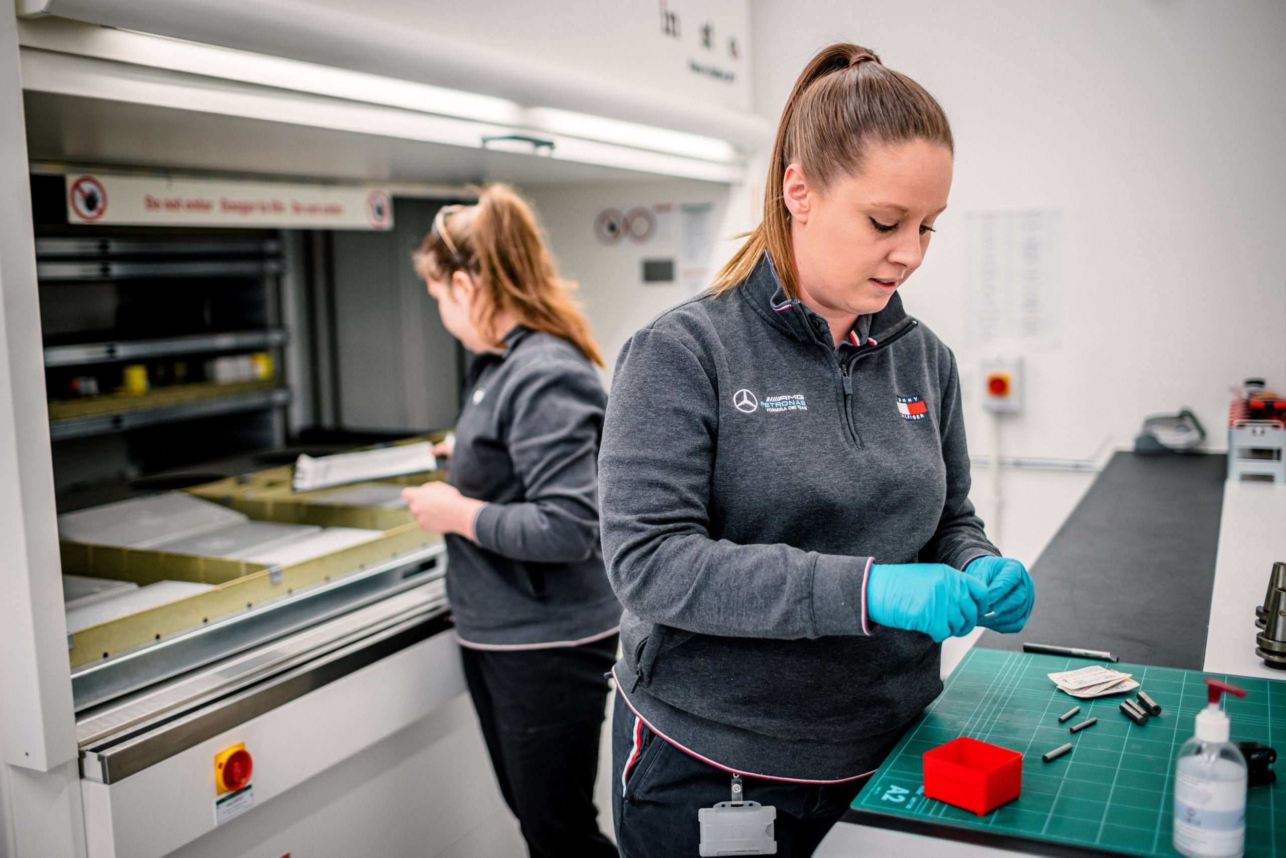 employées Mercedes usine F1